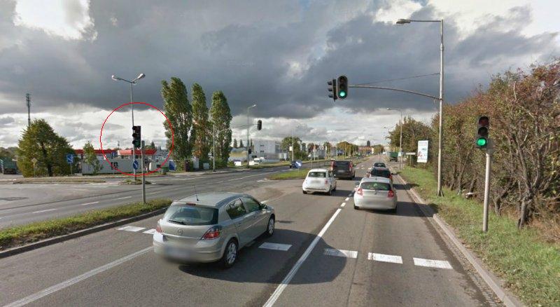 Sygnalizator świetlny na ulicy Elbląskiej w Gdańsku może wprowadzać kierowców w błąd - pisze nasz Czytelnik w liście do redakcji. (Fot. Google Street View)