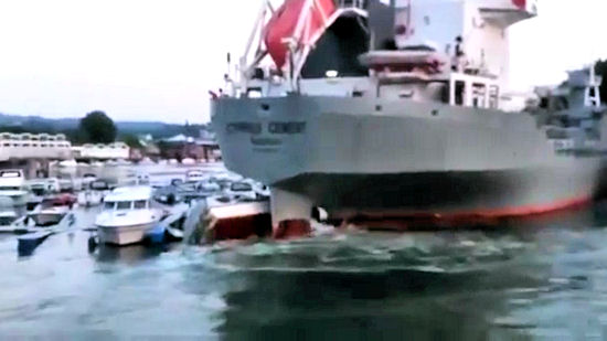 Gigantyczny statek gniecie zacumowane jachty [ZOBACZ FILM]