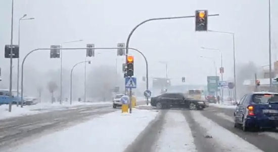 Centrum Gdańska w śniegu. Kierowcy mają bardzo poważne kłopoty