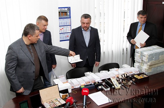 W mieszkaniu byłego ukraińskiego ministra energetyki znaleziono 42 kg złota i 5 mln dolarów