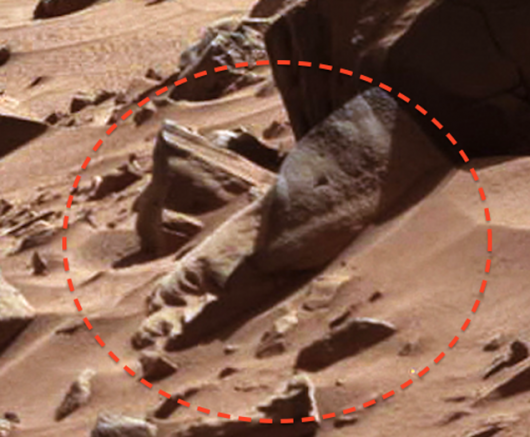 Pozostałości rzeźby Marsjanina można zobaczyć na zdjęciu wykonanym przez robota "Curiosity" w kraterze Gale. Foto : NASA