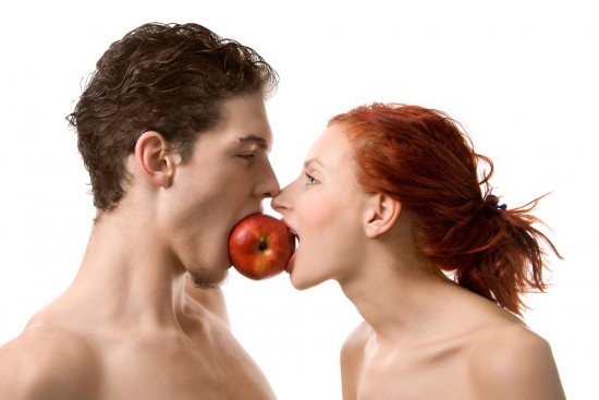 Man-woman-eating-apple