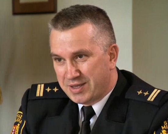 Komendant Leszek Walczak deklaruje, że nie ma sobie nic do zarzucenia. (Program "Uwaga" TVN)