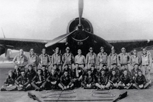 Amerykańscy lotnicy przed bombowcem Grunman Avenger, w trakcie lotu zaginęłi nad Trójkątem Bermudzkim